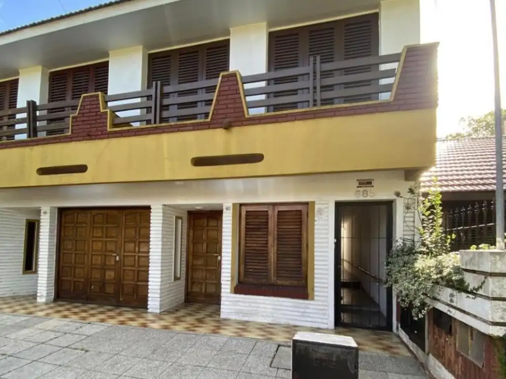 Duplex de 4 amb con cochera y patio con parrilla. Parque Lur