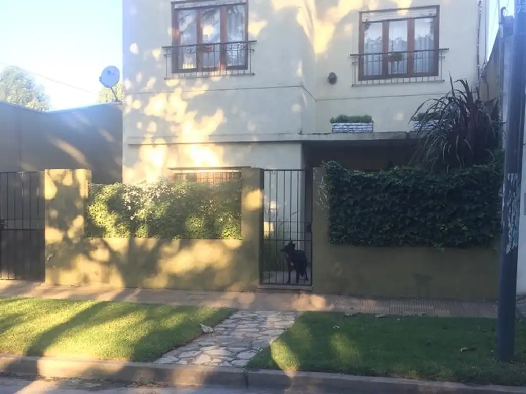 Amplia casa en dos plantas.Con piscina y fondo.Bolívar casi Argerich.Hurlingham.ACEPTA MENOR VALOR