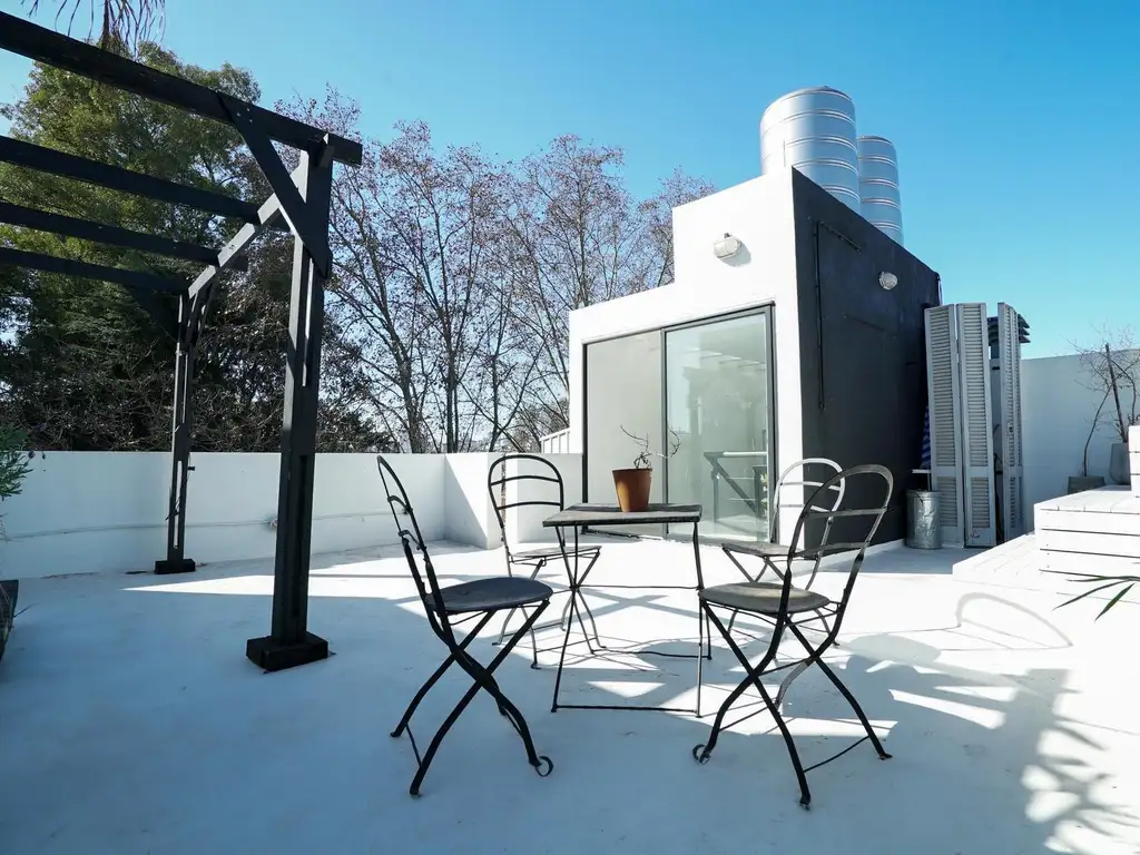 Casa de diseño de 5 ambientes con terraza y parrilla en Parque Saavedra