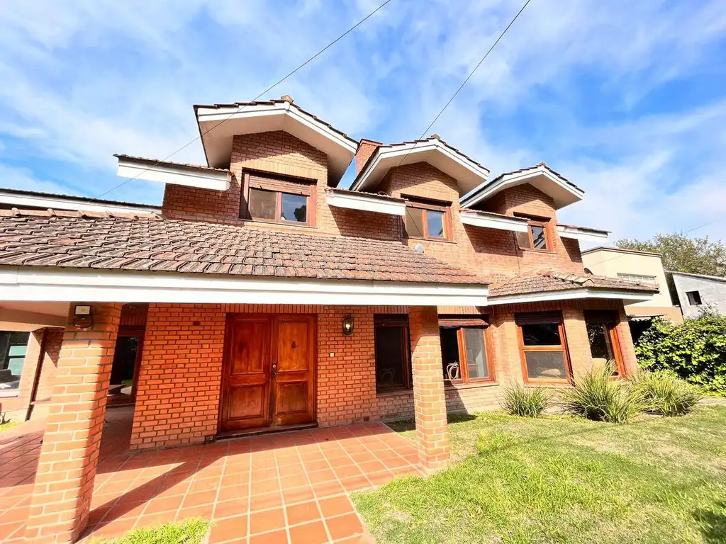 Venta casa de cuatro dormitorios con jardin y pileta. Al lado del Jockey club Rosario