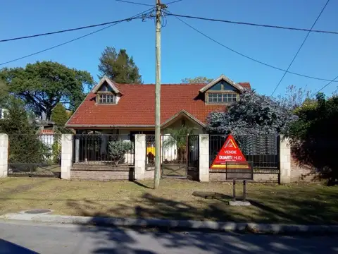 Chalet en 2 plantas sobre lote de 20 x 35