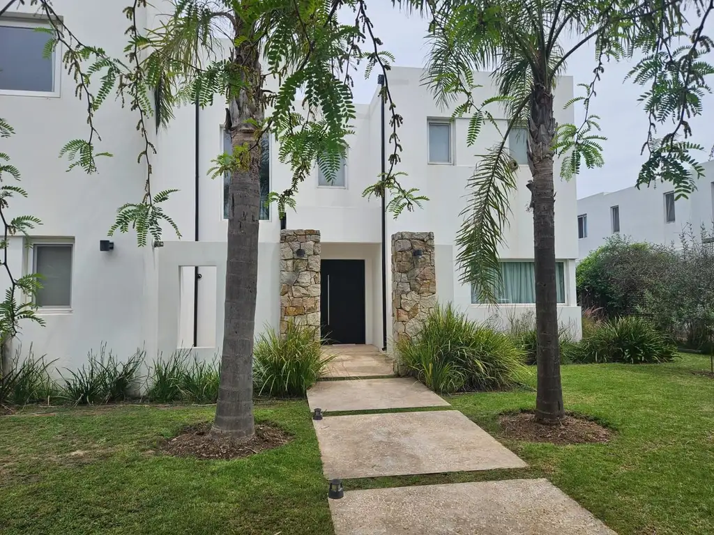 Casa en venta en ocho ambientes, Tigre