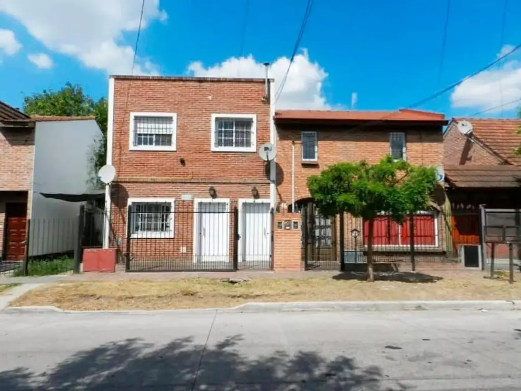 VENTA CASA + 2 DPTOS. OPORTUNIDAD - INVERSIÓN