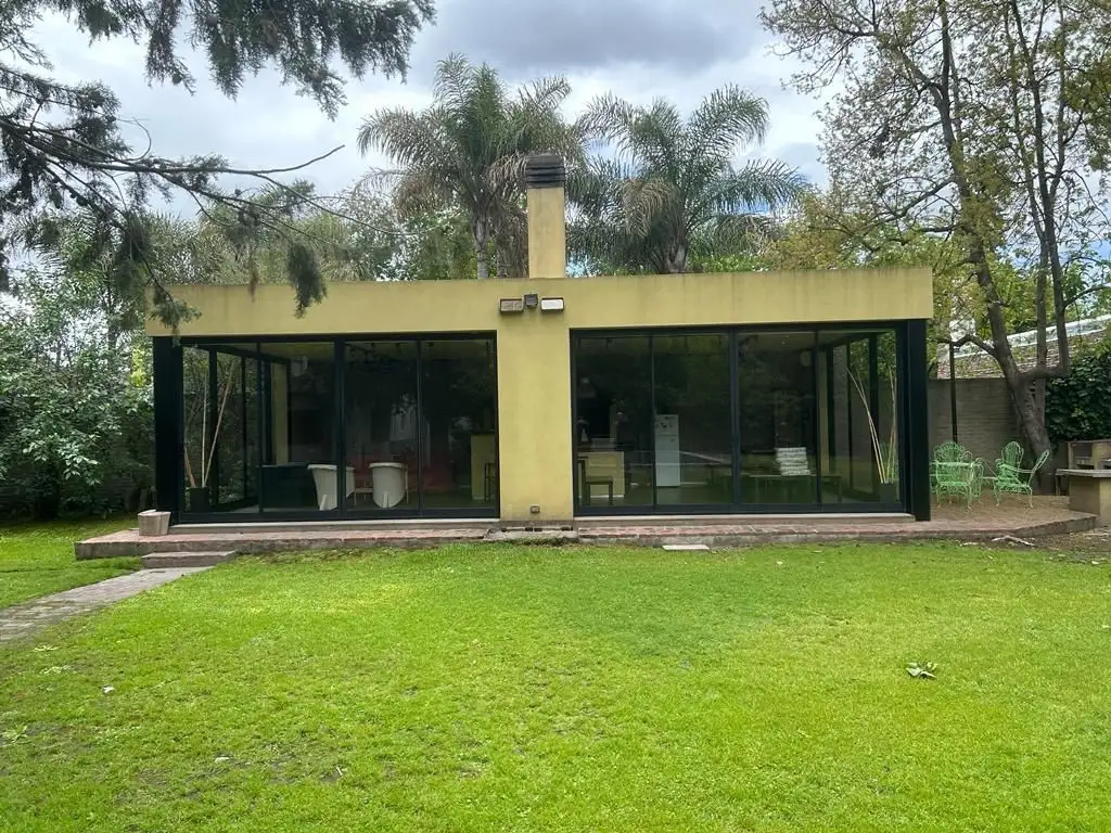 Venta de Casa con parque, quincho y pileta, Parque Leloir