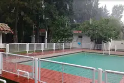 Áreas comunes piscina, club-house, juegos en Campo Daromy, Barrio cerrado