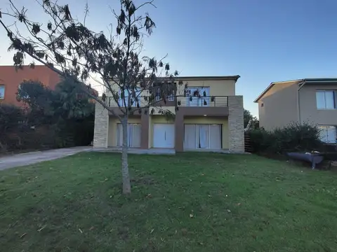 Casa con pileta en Santa Guadalupe