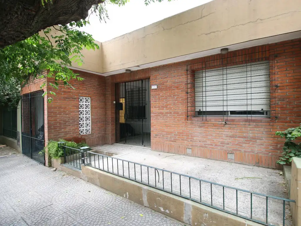 VENTA CASA CON PATIO - QUILMES CENTRO