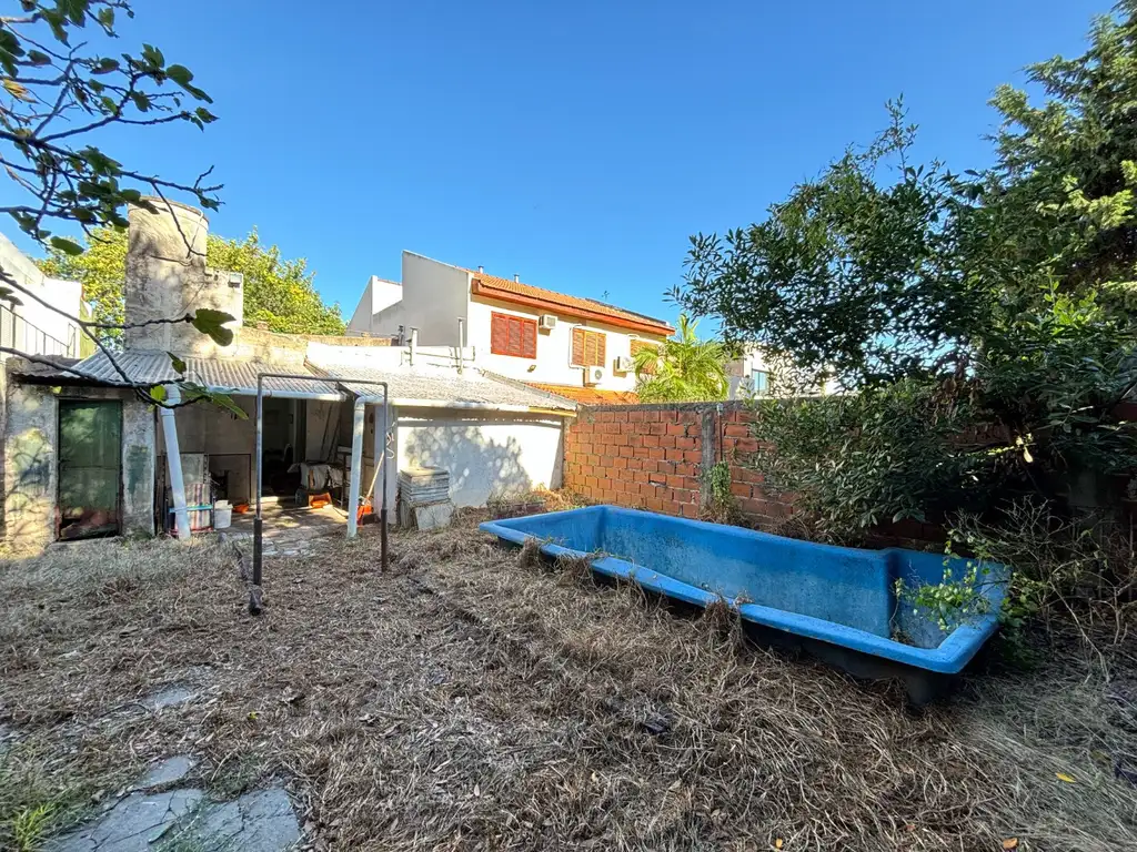 VENTA.- A RECICLAR.- LOTE PROPIO.-  PERMUTA- BUENA DISTRIBUCION CON JARDIN Y PILETA.- VILLA URQUIZA