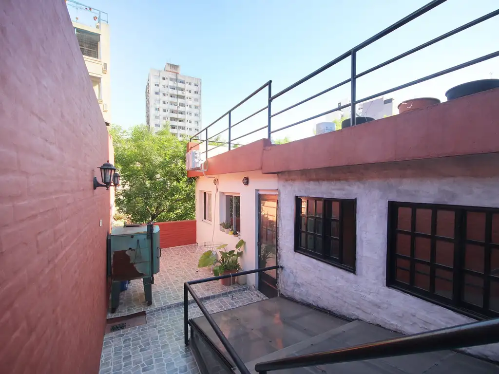 Casa a refaccionar con terraza y cochera para 2 au