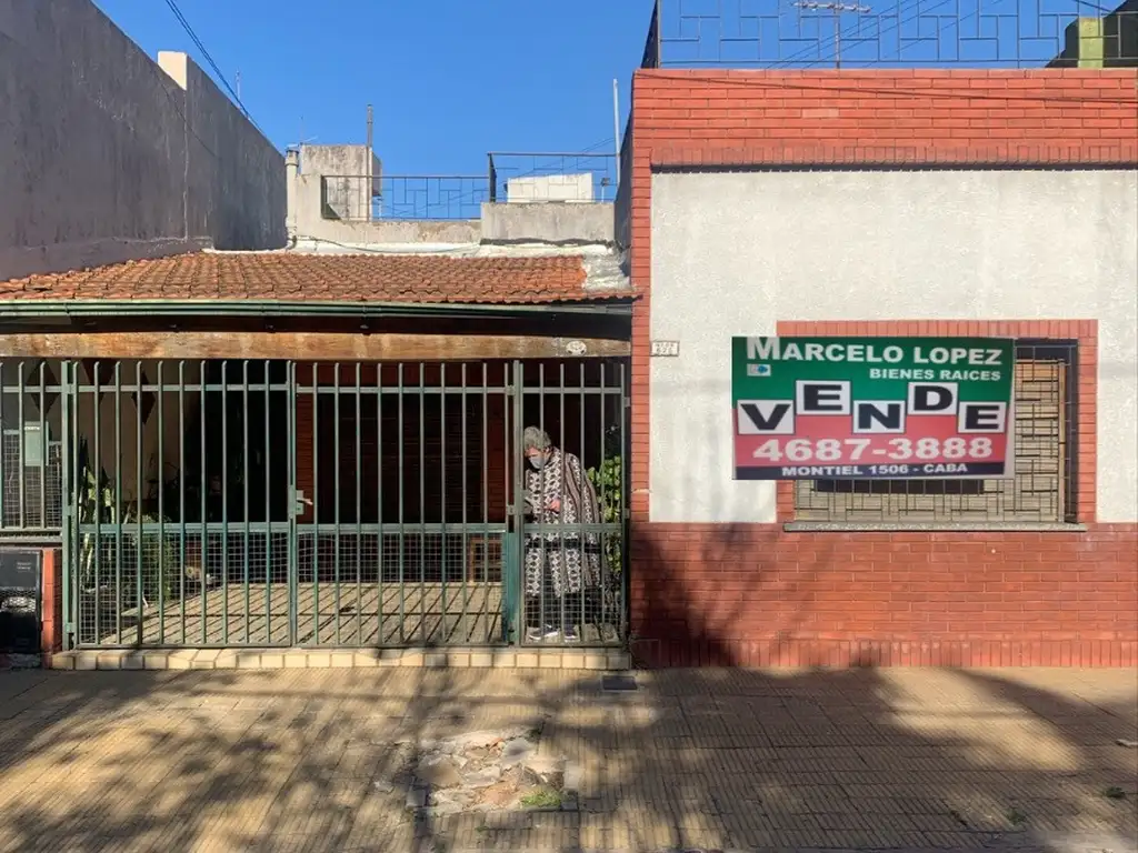 Casa de 4 ambientes con cochera cubierta  en lote propio en una sola planta con amplia Terraza