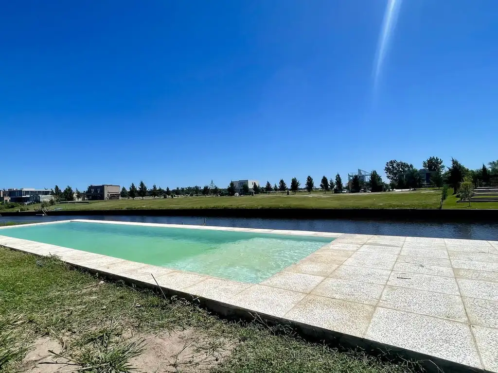 Casa al rio en venta en Naudir Aguas Privadas - Con Piscina - Amarra - A Estrenar