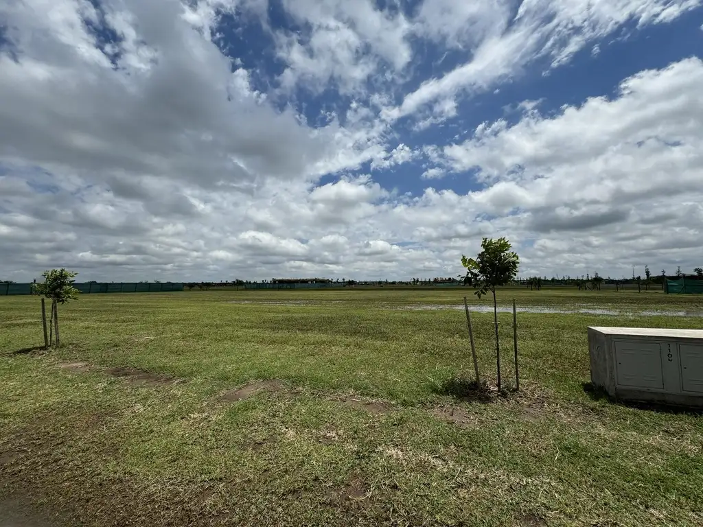 Terreno con frente Sur y fondo al reservorio en Vida Club de Campo - 110