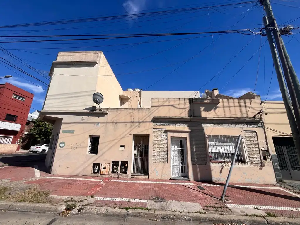 Depto en planta alta dos ambientes con amplia terraza. Formosa al 1400, Lanus