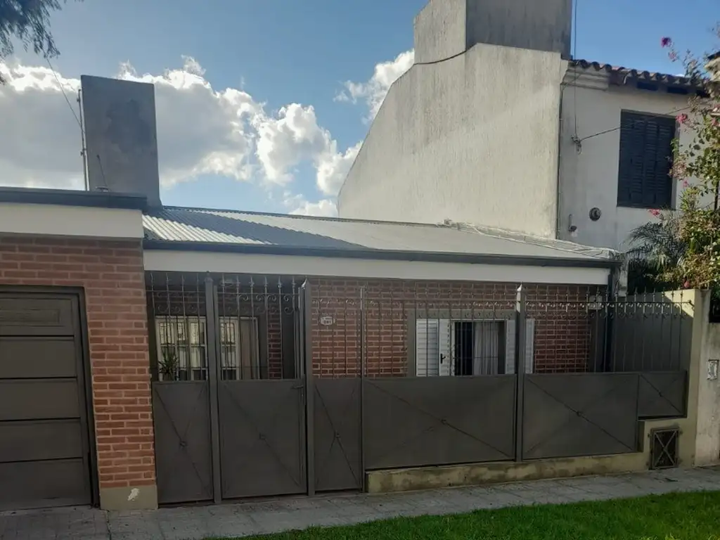 Vendo excelente casa en Zarate, muy buena ubicacio ,todos los servicios, gran oportunidad