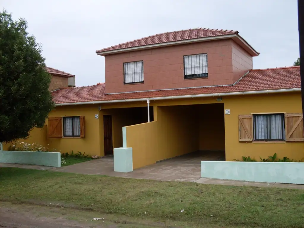 VENDO CASA TIPO DUPLEX Bº SANTA ISABEL FRENTE A HOTELES DE CHAPADMALAL