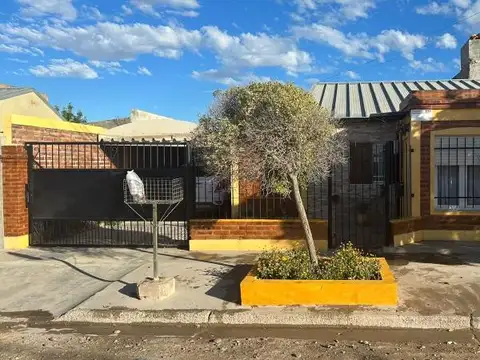 Casa en venta - 6 Dormitorios 5 Baños - Cochera - 337,98Mts2 - Viedma, Río Negro