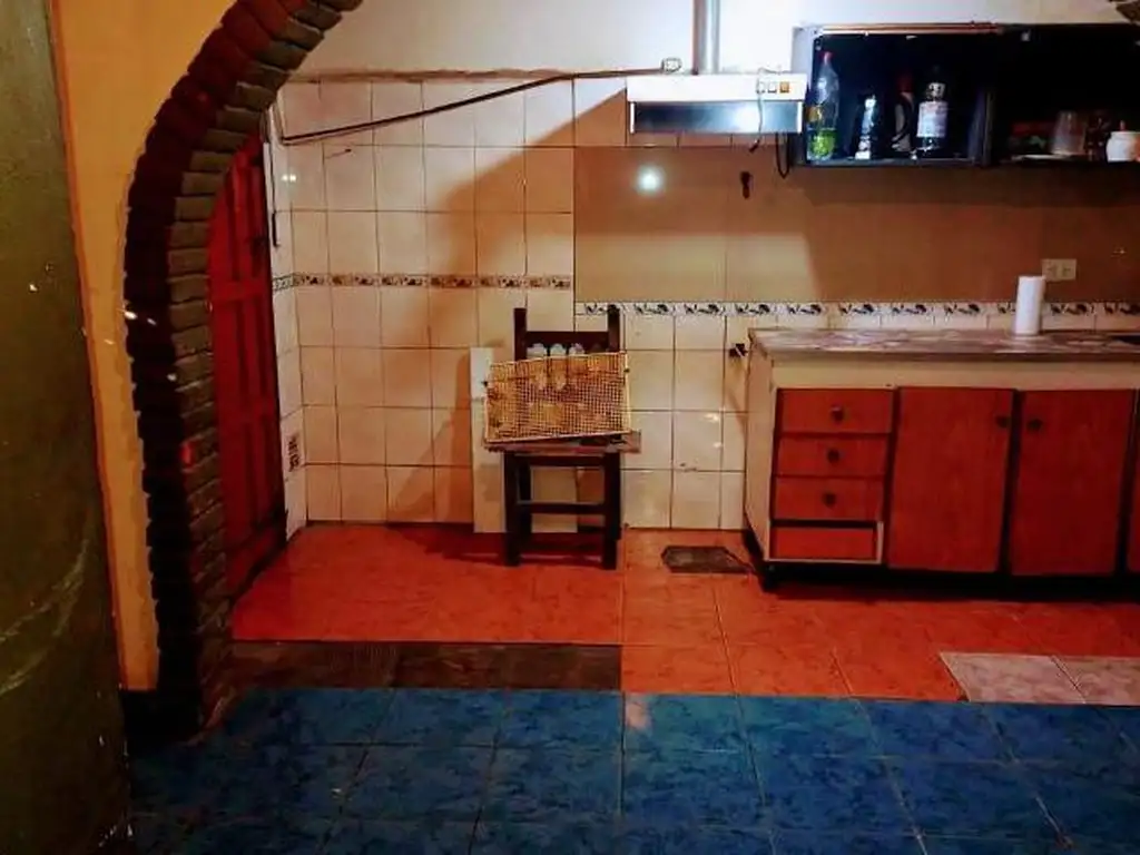 Casa en venta - 2 Dormitorios 1 Baño - Cochera - 220Mts2 - Los Polvorines, Malvinas Argentinas