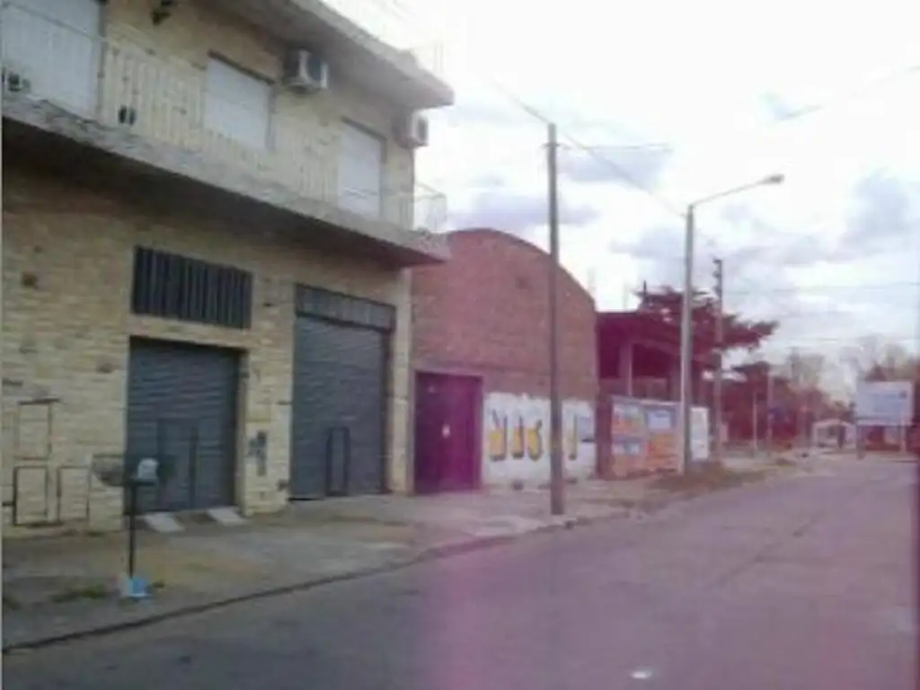 Local 160 m2 a mts de Av. Mosconi