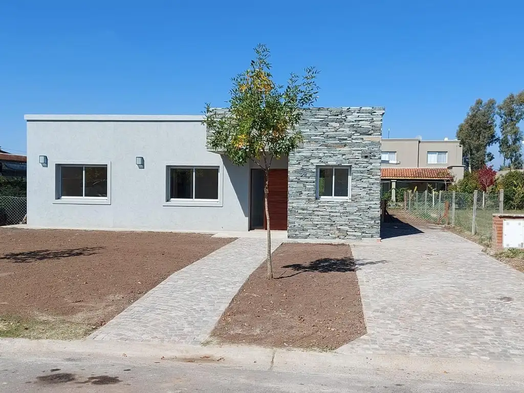 Casa a estrenar c/pileta Barrio San Eduardo Pilar del Este