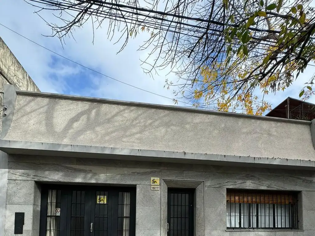 Casa en  Venta de tres dormitorios con patio y cochera