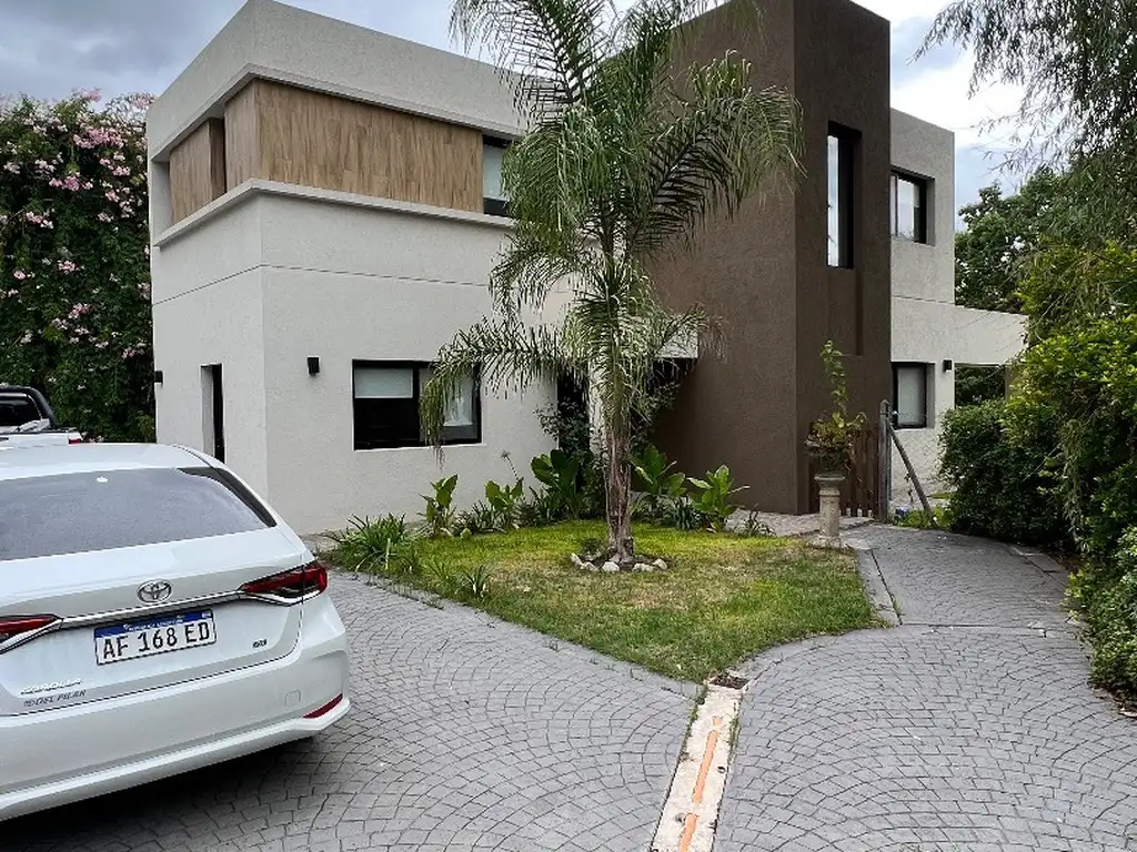 Casa en dos Plantas en Barrio Villa Rosa