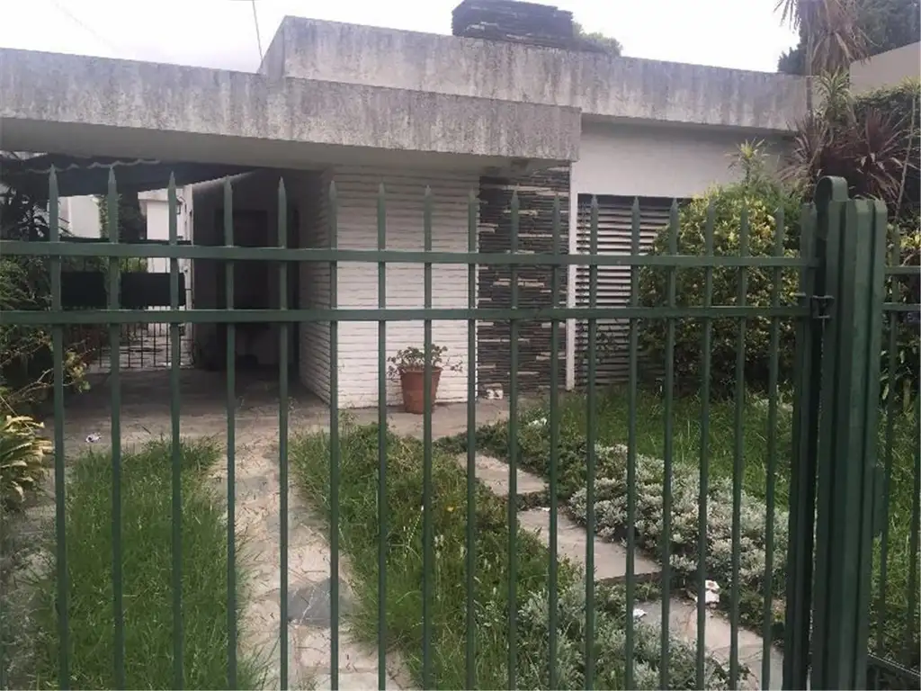 CASA 4 AMBIENTES 400 MTS 2 APROX. FONDO GRANDE, QUINCHO PILETA JARDIN DE FRENTE Y GARAGE HAEDO NORTE