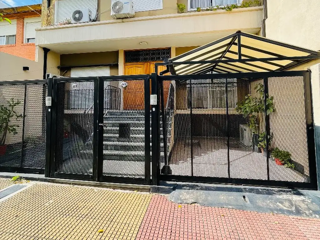 EXCELENTE DUPLEX 5 AMBIENTES CON COCHERA Y PATIO.