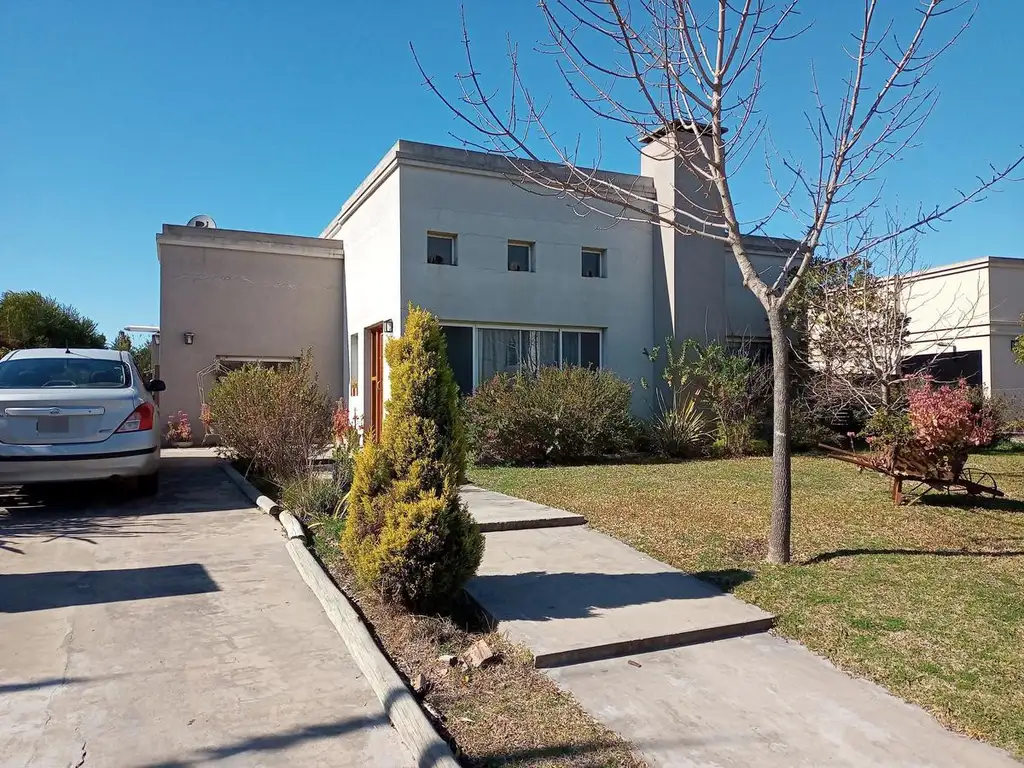 VENTA CASA 4 AMBIENTES EN DIQUE LUJÁN