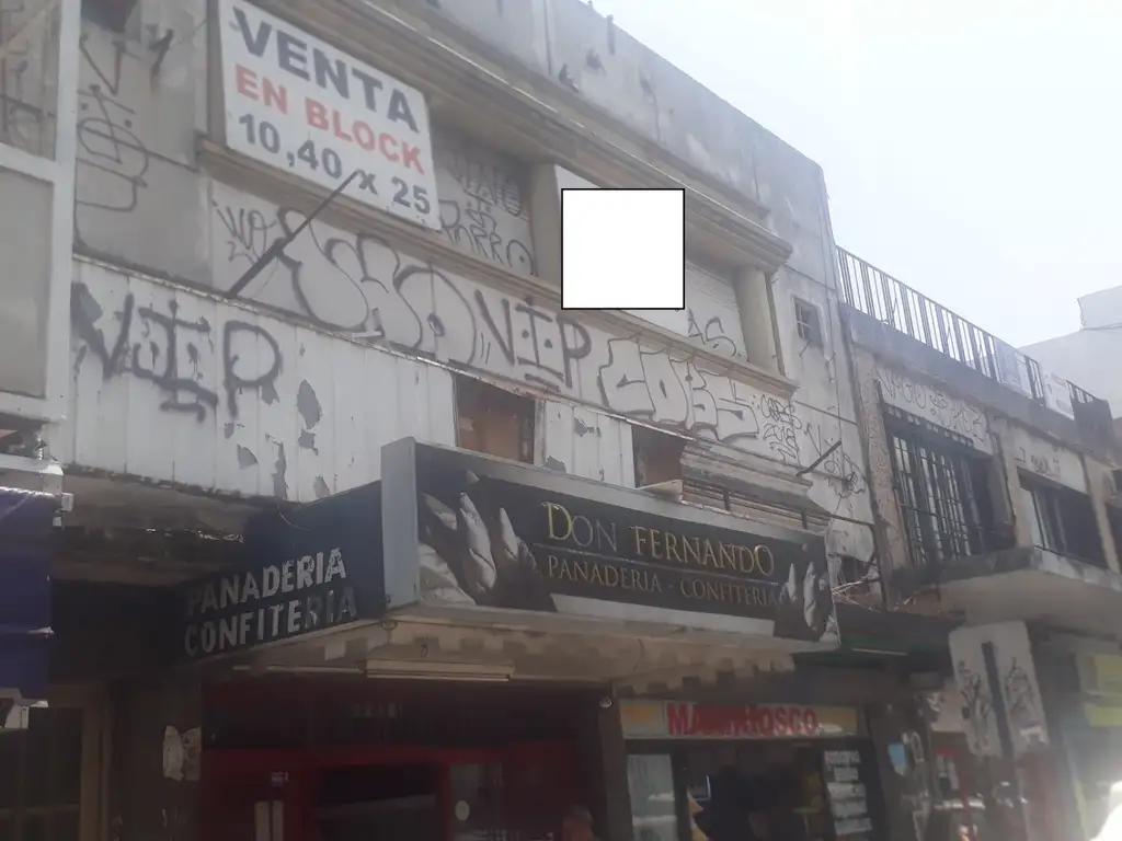 2 locales comerciales más un departamento en primer piso sobre Av. Maipu. Apto para const. edificio