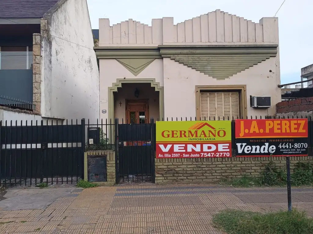 Lote y antigua casa, posibilidad de refacción, 300 mts plaza