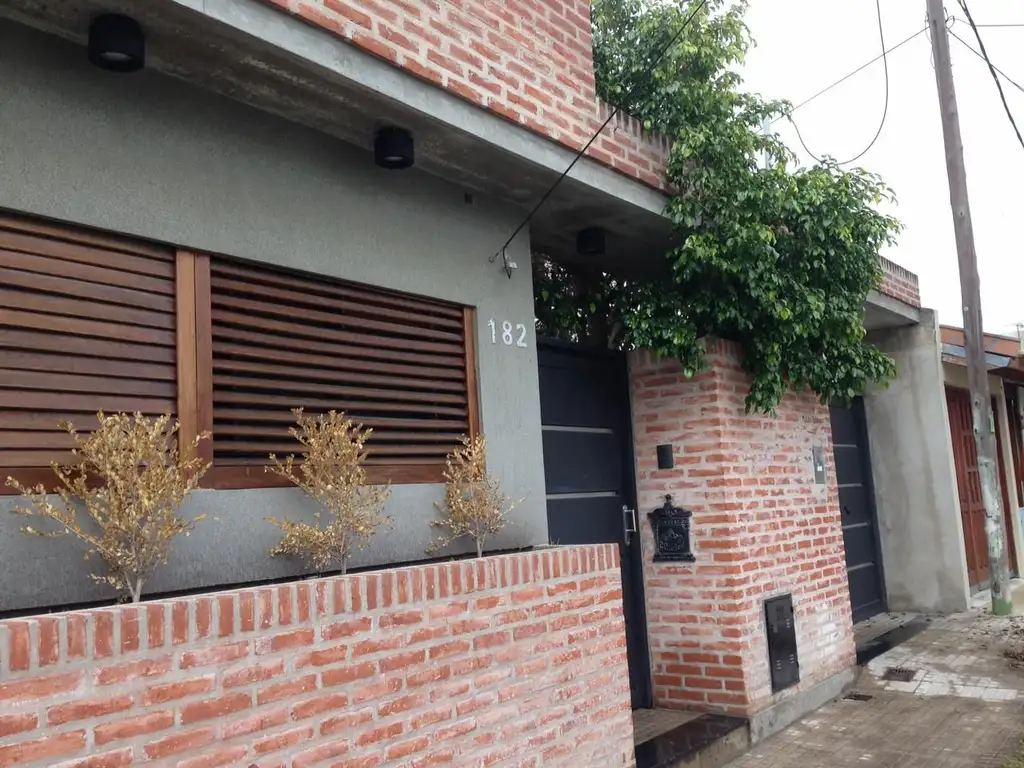 Casa en venta. Ubicada en calle 82 e/ 116 y diag.618.