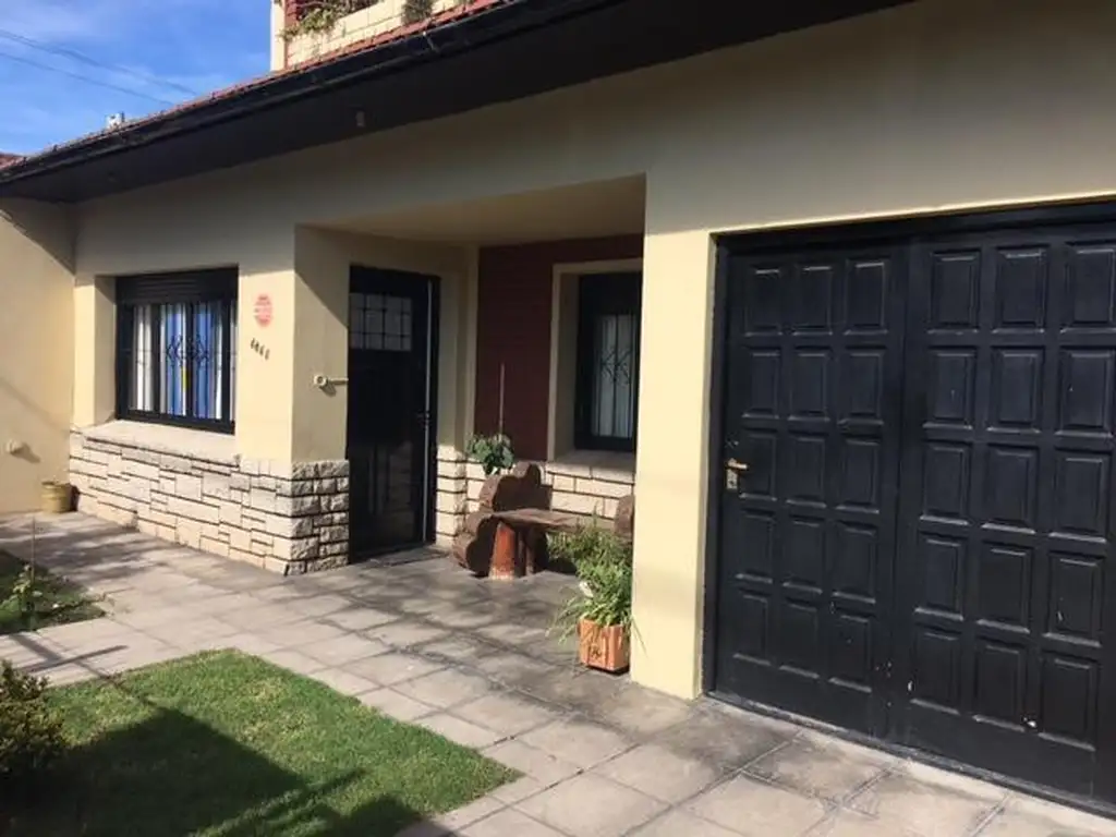 CASA EN VENTA DE 4 AMBIENTES