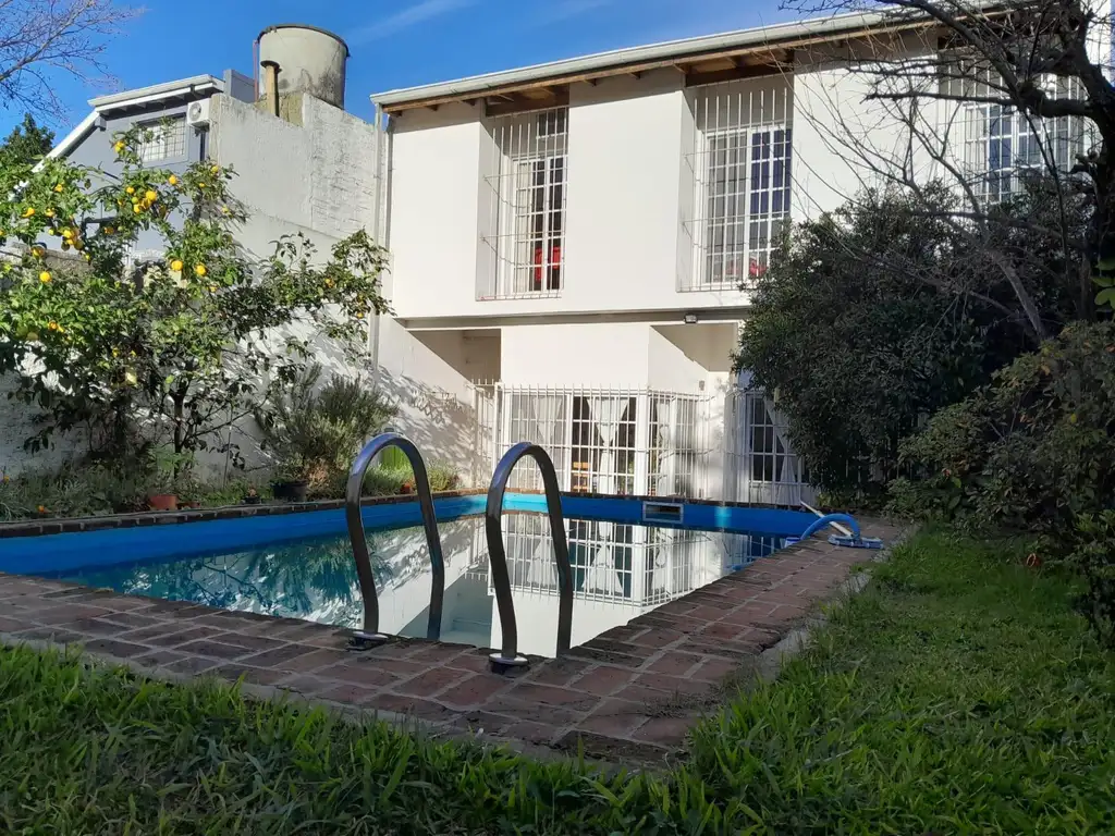 Casa en venta en Beccar de 4 dormitorios, entre Vias y Libertador, jardín, pileta.