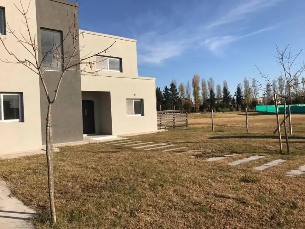 Casa para estrenar en dos plantas en Barrio Privado