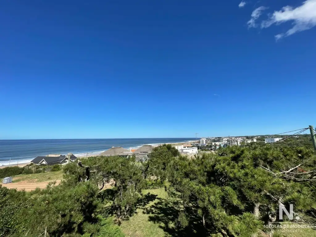 En venta casa frente al mar de 3 dormitorios, en El Chorro- Manantiales, con piscina.