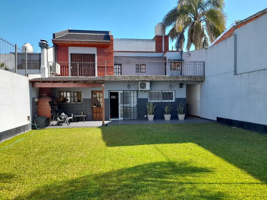 Hermosa casa en venta en Villa Luzuriaga