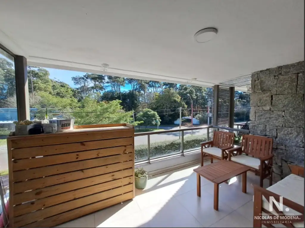 Vende apartamento con excelente vista, de 2 dormitorios en San Rafael, Punta del Este.