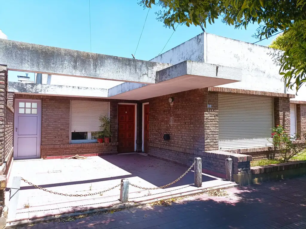 Venta Casa 3 dormitorios con patio y cochera - Coronel Bogado