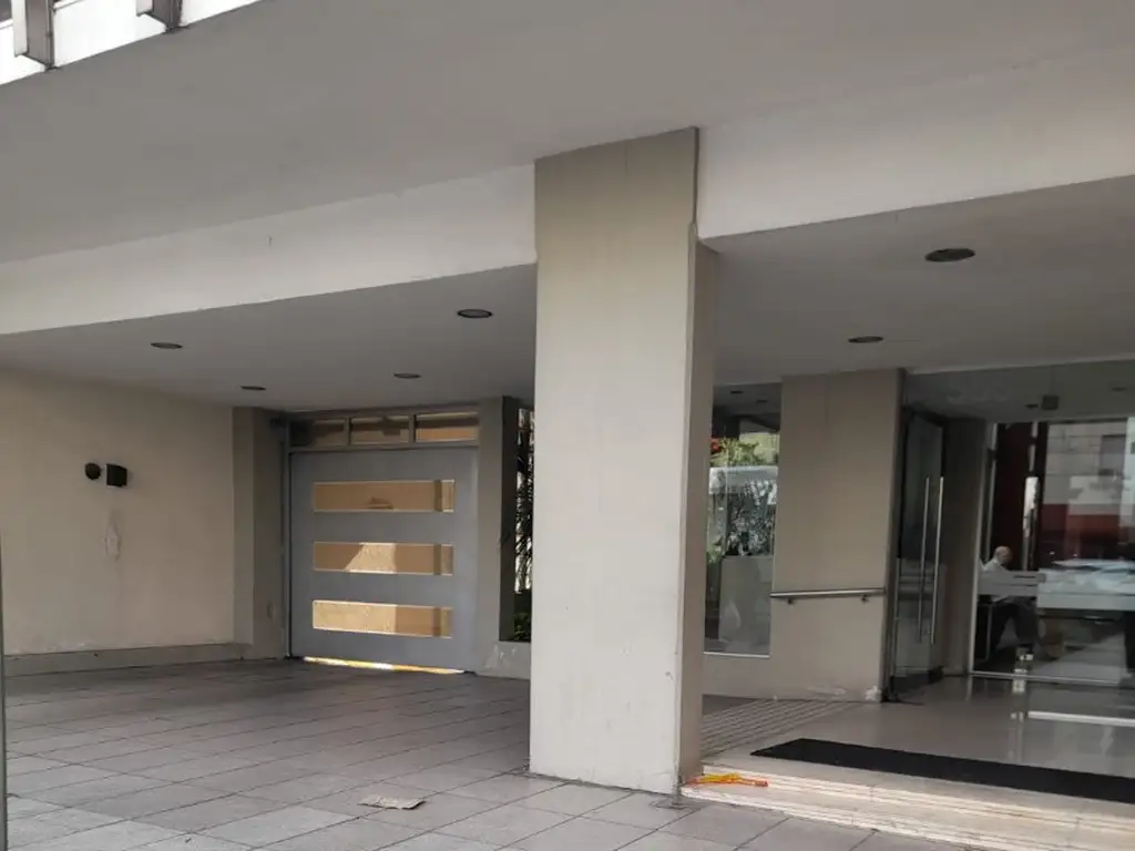 HERMOSO DEPARTAMENTO DE 3 AMBIENTES AL FRENTE CON PATIO CUBIERTO 72M2 APROX.