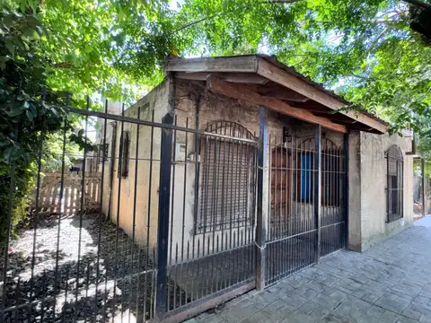 OPORTUNIDAD CASA 3 AMB CON PATIO, FCIO VARELA