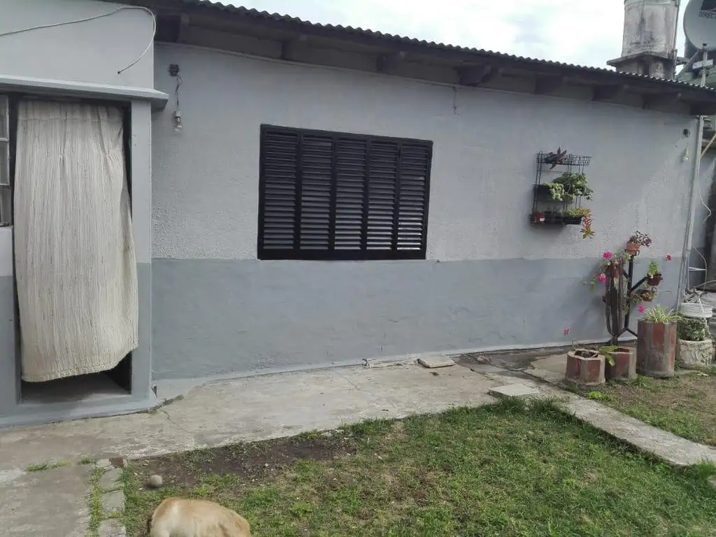 Casa en venta - 4 dormitorios 2 baño - cochera - 300mts2 - Los Hornos, La Plata