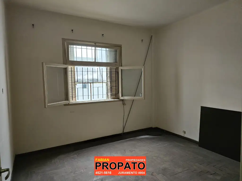 Amplio ph de 2 ambientes al lateral primer piso x escalera en excelente zona  Sin expensas