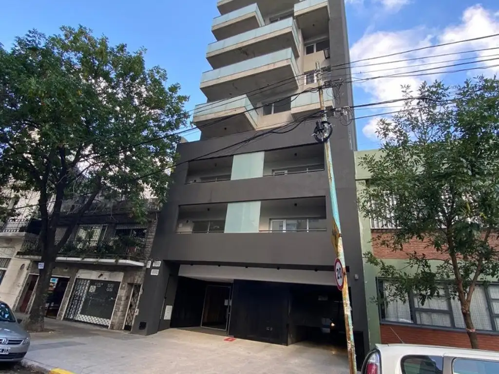 A  1 cuadra del Av. Triunvirato, 1 del subte y tren