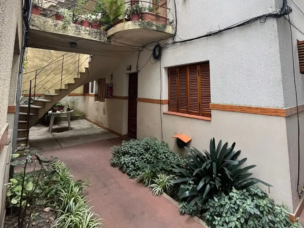 Muy buen monoambiente en primer piso en complejo con jardín y muy buena ubicación