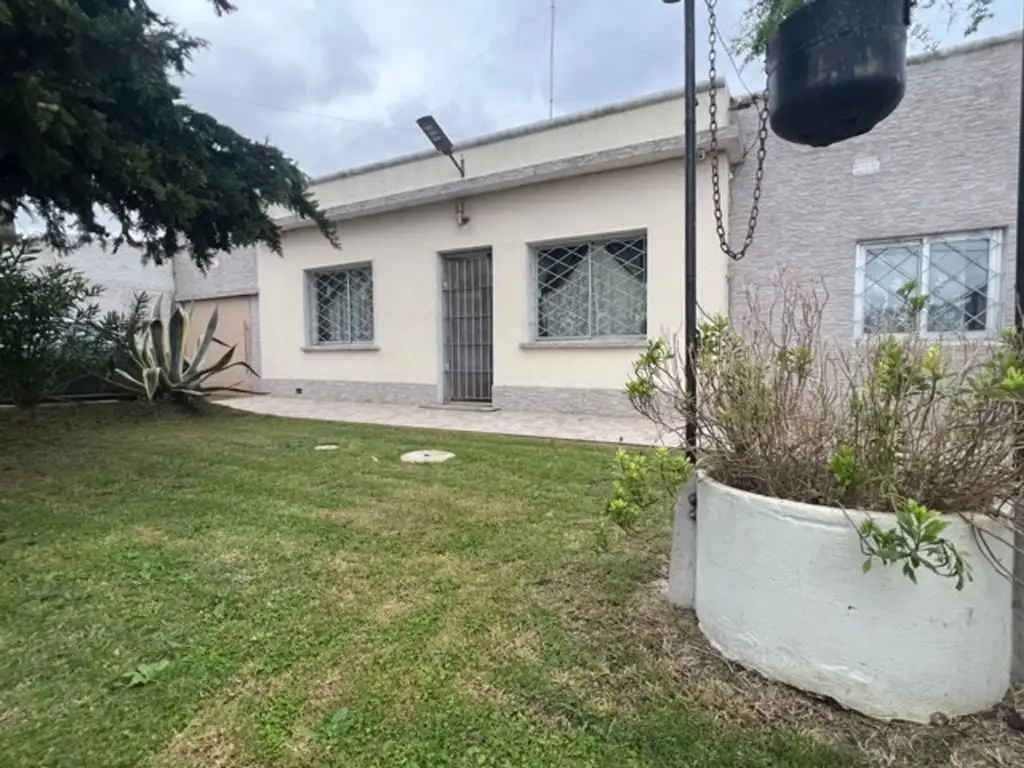 VENTA CASA LEZICA 2 DORMITORIOS GARAGE PARRILLERO