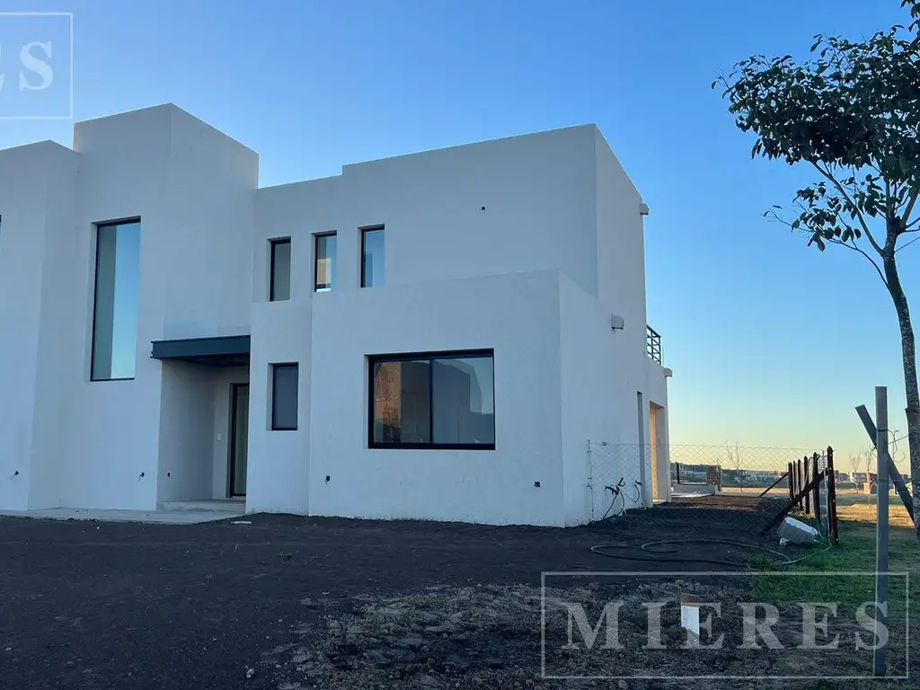 Casa en venta sobre lote interno en Puertos barrio Riberas