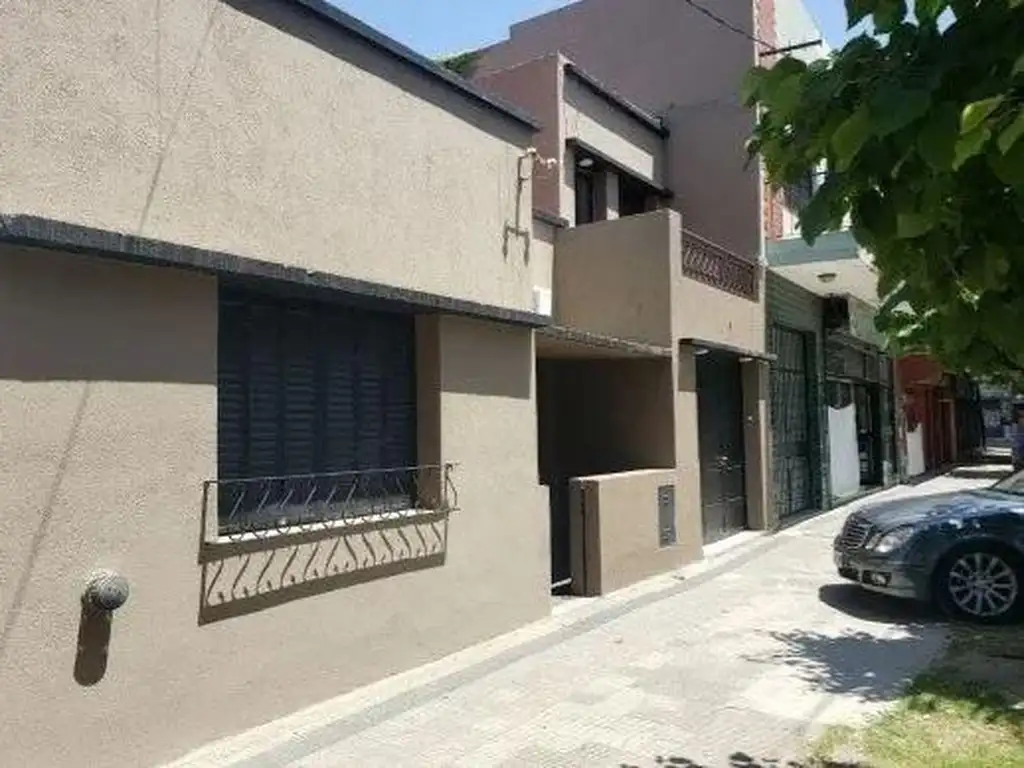 Casa en venta - 4 dormitorios 3 baños - Cochera - 300mts2 - Tolosa, La Plata