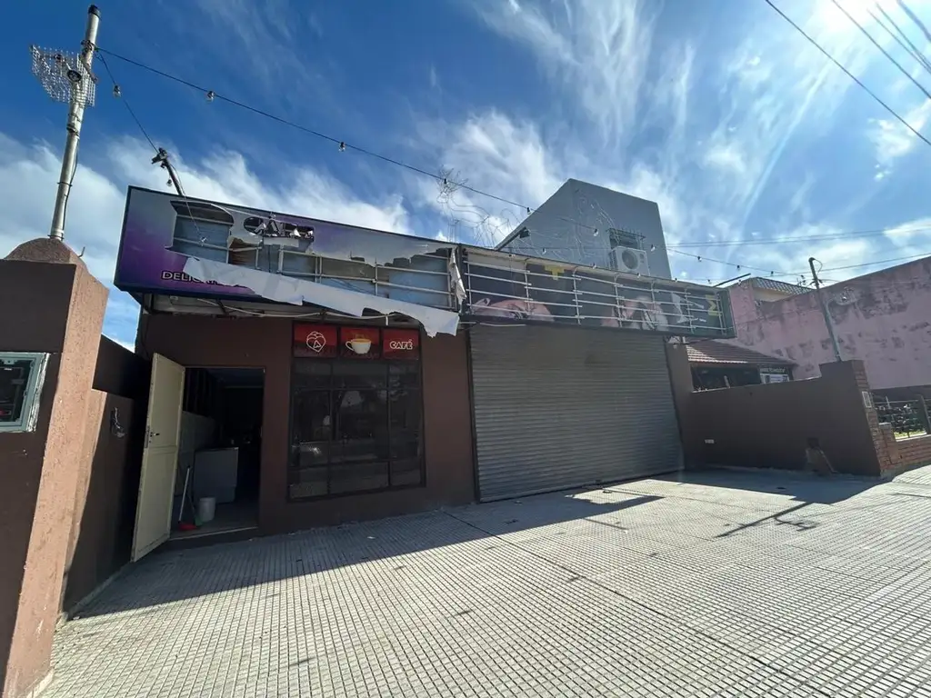 IMPORTANTE LOCAL SOBRE LOTE 10 X 35.5 MTS FRENTE A LA PLAZA