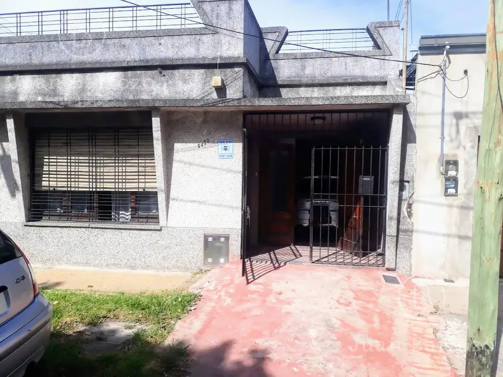 Casa de 2 dormitorios   Dpto 2 AMB en venta en Villa Dominico.