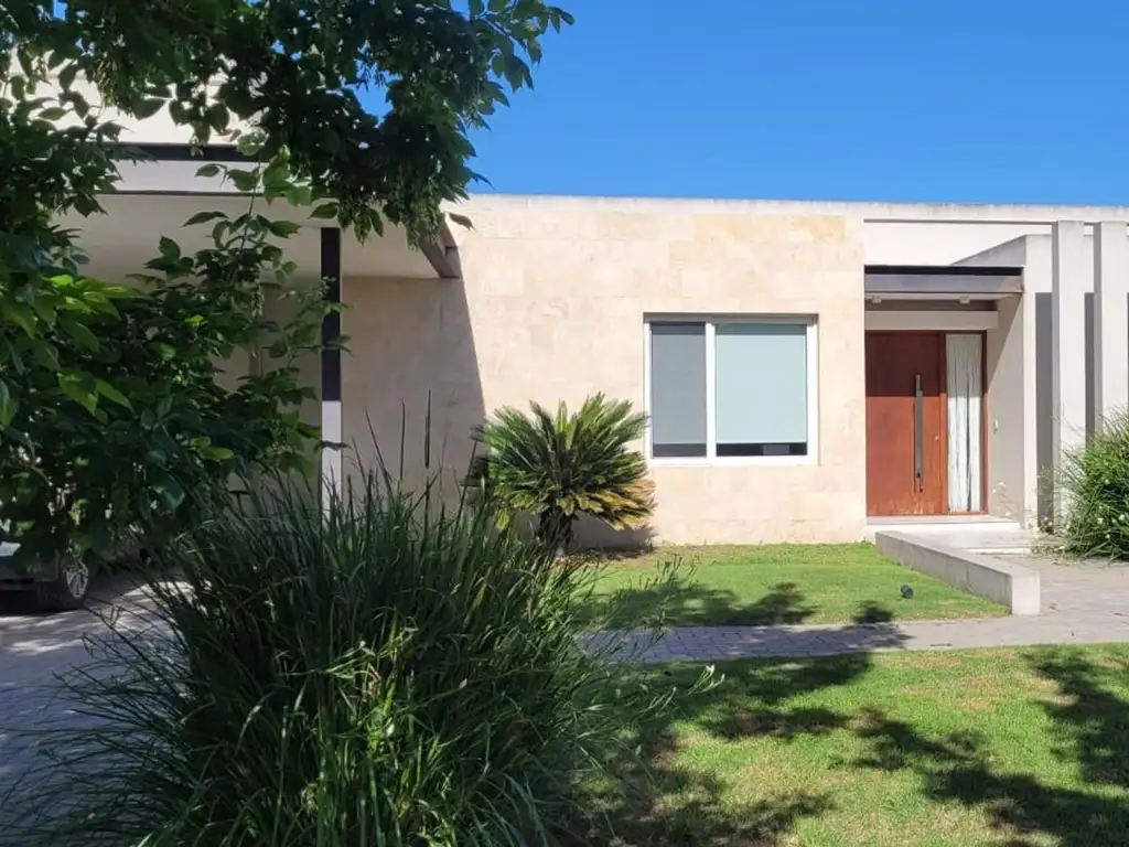 Hermosa Casa en Venta en Champagnat, Estancias del Pilar